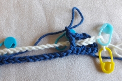 Double crochet nr 3 in front of color 2