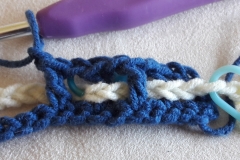 Double crochet nr 5 in front of color 2