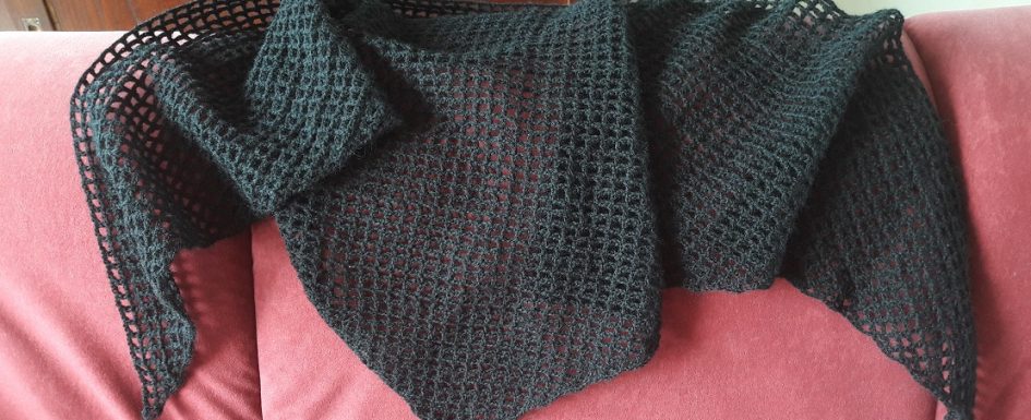 Super Triangular shawl in filet crochet – De Handwerkjuf VB-81